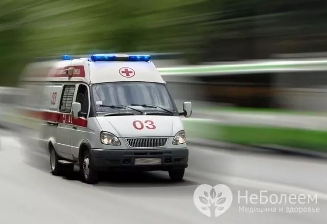 Dengan keluarnya banyak darah dalam tinja, serta jika darah dalam tinja disertai dengan kemunduran yang cepat pada kondisi umum, ambulans harus dipanggil