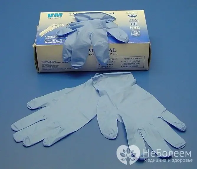 Los dedos de guantes médicos sirven como una forma conveniente para velas de hielo medicinales caseras