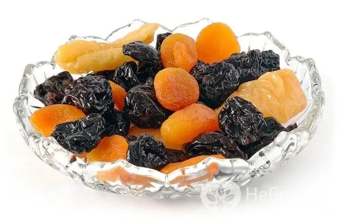 Dried fruits contribute to regular bowel movements, therefore it is recommended to include them in the diet for hemorrhoids