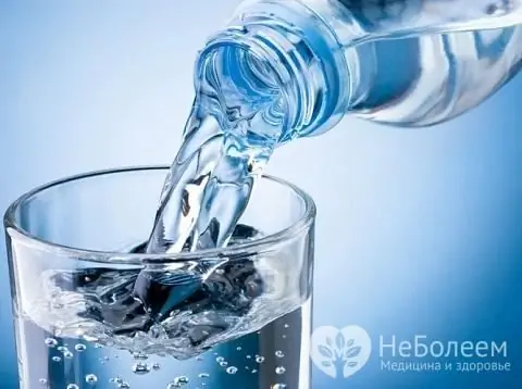 Debe seguir el régimen de bebida, bebiendo aproximadamente 1,4 litros de agua al día