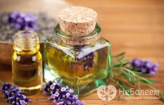 Frotar aceite de lavanda en whisky a veces ayuda a aliviar los dolores de cabeza