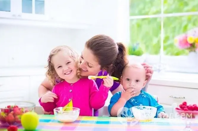 Om constipatie bij baby's te behandelen, is het belangrijk om de voeding aan te passen en voor een gunstig psychologisch klimaat te zorgen