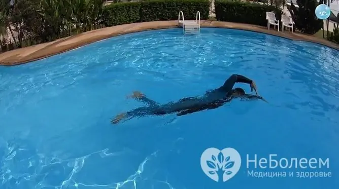 Berenang merangkak membantu melatih alat vestibular dan dengan demikian mengurangi pusing