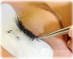 Wimperverlenging is een moeizaam proces