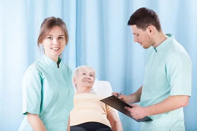 Atención A Pacientes Después De Un Accidente Cerebrovascular En El Hogar Y En Un Hospital: Video