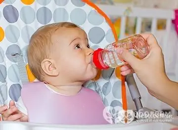 Het voeden van een baby van 4 maanden zou vijf tot zes keer per dag moeten gebeuren