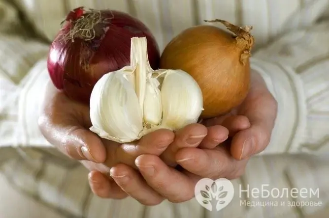 Die Verwendung von Zwiebeln und Knoblauch gegen Erkältung: Nutzen und Schaden