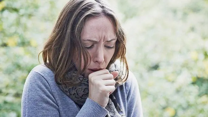 Toux Sévère Sans Fièvre Chez Un Adulte: Traitement, Causes