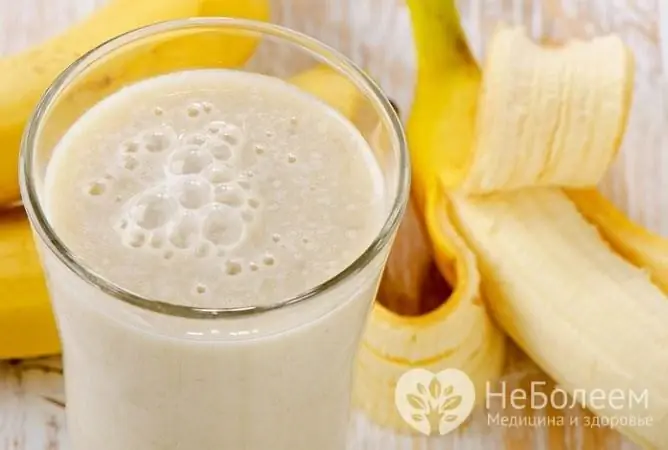 La leche de plátano con miel sabe muy bien, por eso los niños disfrutan bebiéndola