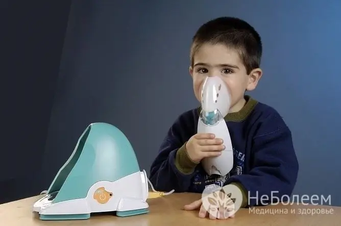 Copiii nu trebuie să inspire abur fierbinte, se recomandă utilizarea unui nebulizator