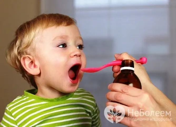 Alle Medikamente gegen Bronchitis bei Kindern müssen mit einem Arzt besprochen werden