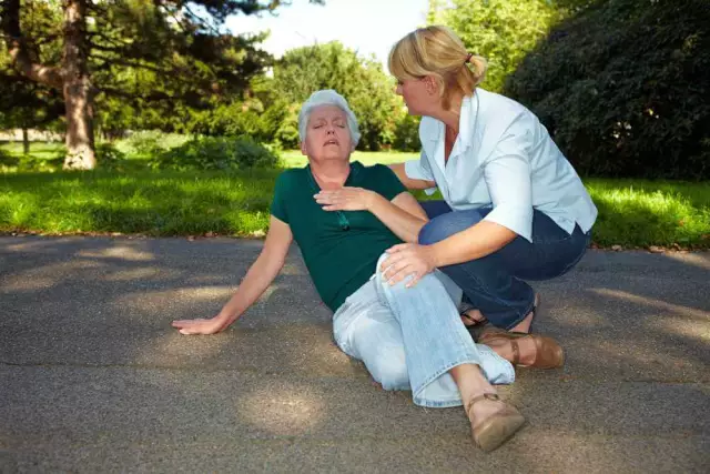 First Aid For Fainting: Signs Of Fainting, Mistakes